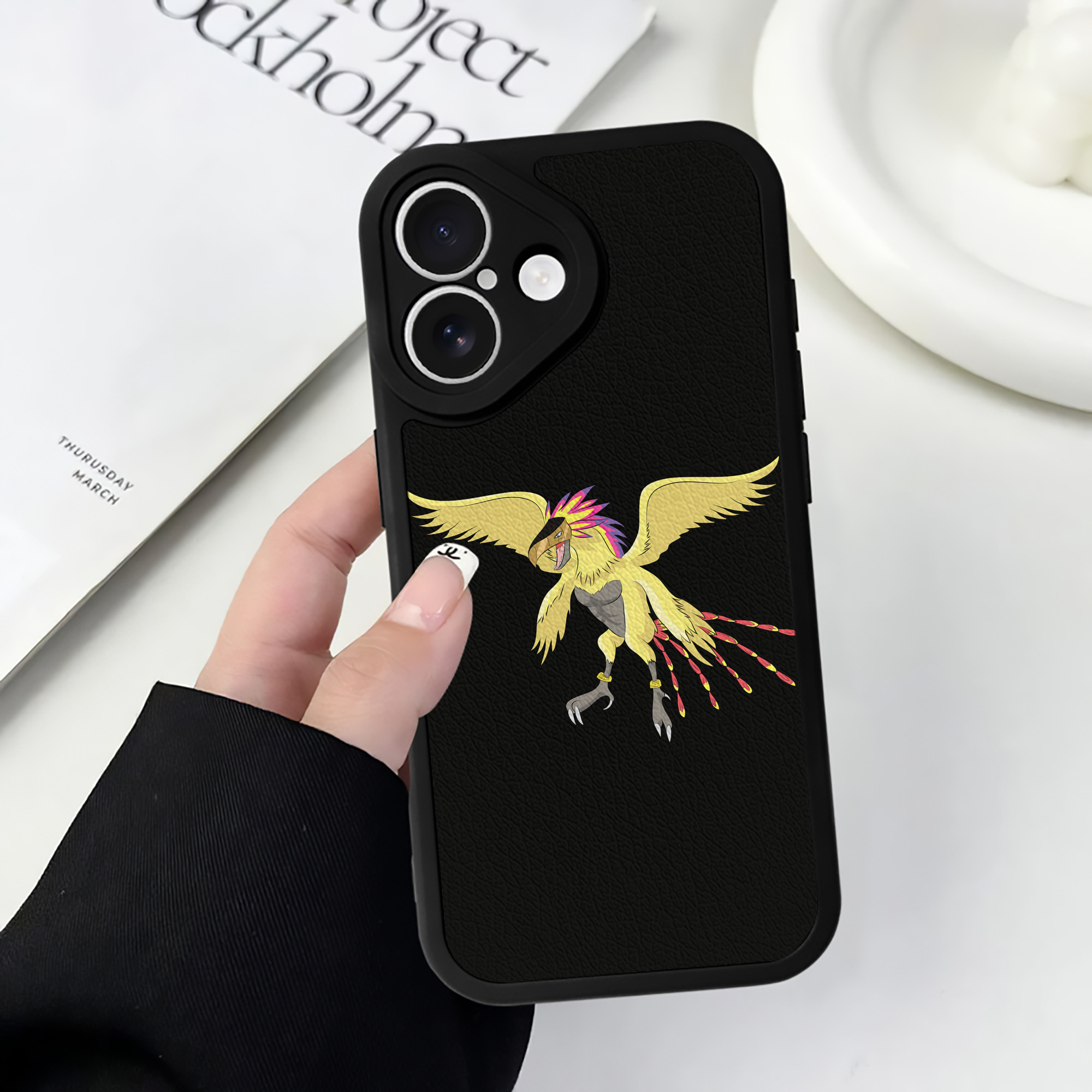 （画像用） Digimon デジタルモンスター/デジモン 【iPhone 16シリーズ対応】シリコンスマホケース（レザー調） 材質：シリコン